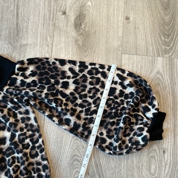 COCO & MAIN Animal Printed top with rounded on off the shoulder neckline. - Picture 8 of 9